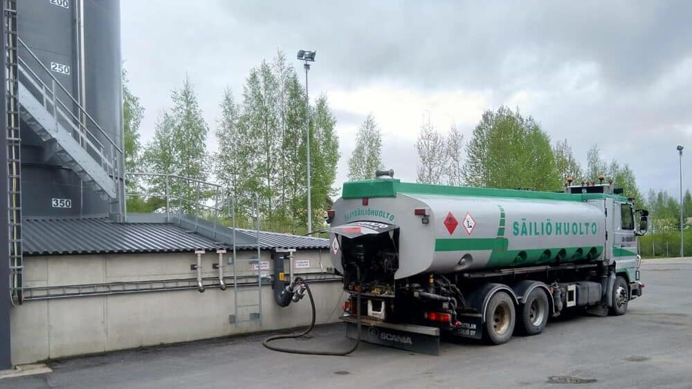 Säiliö pestään puhtaaksi sisältä